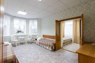 Гостиница Солнечный Челябинск Стандартный четырехместный номер-5